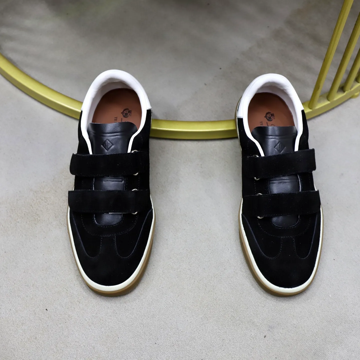 Ex-factory price: 560💰Loro Riana men’s moral training sneakers! Made from high-quality materials and designed in a low-cut silhouette, it offers an elegant and stylish look that's suitable for year-round wear. The unique double-layer sole aesthetic design, caramel cup-shaped outsole is decorated with off-white rubber trim, creating an attractive color combination. Pair with tailored pieces or jeans for a sophisticated yet casual look. The heel is decorated with soft cow leather tongue with Kummel color inserts and cotton laces with embossed LP logo. Upper: cow split suede stitching knitted fabric. Lining: original thickened soft sheepskin. Size: 38-39-40-41-42-43-44 (customized in 45.46)